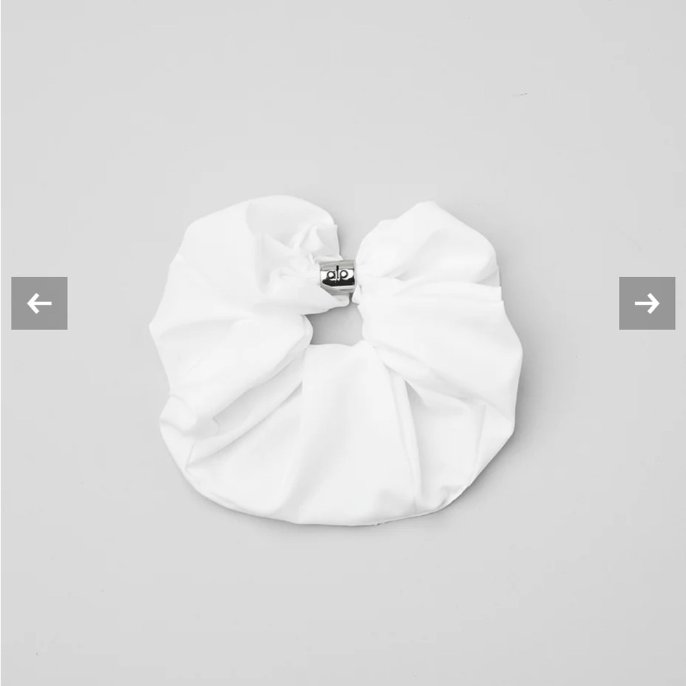 NWT Alo yoga bead it white scrunchie